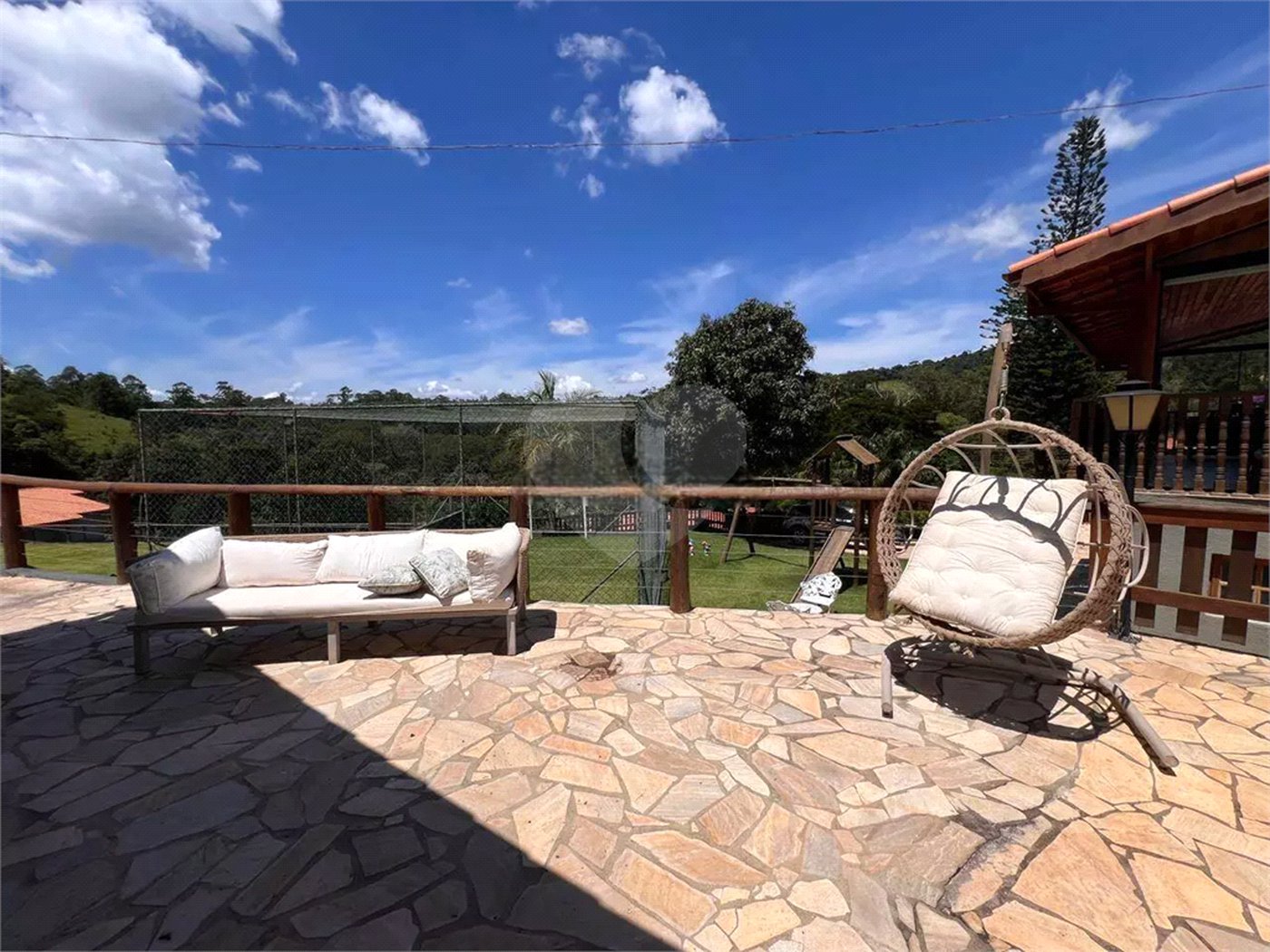 Chácara com excelente infraestrutura, contendo casa com 8 dormitórios, 900 m² de área construída, área total de 3000m², piscina adulto e infantil, churrasqueira, quadra gramada de futebol - Rio Acima - Atibaia/SP 900 m² Área construída 3.000 m² Área do terreno