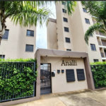 Apartamento á venda no centro com dois dormitórios e sacada.