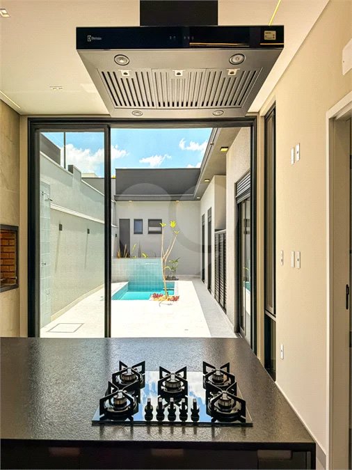 Casa Térrea Evidências - Indaiatuba/SP - R$ 1.950.000,00 - Área Total 307,33 m² - Área Construída 201,90 m² - TÉRREA - 03 suítes sendo a master com closet; Escritório; Lavabo; Cozinha com cooktop, forno, micro-ondas e coifa; Móveis planejados na hall de entrada, sala, escritório, cozinha, gourmet, s