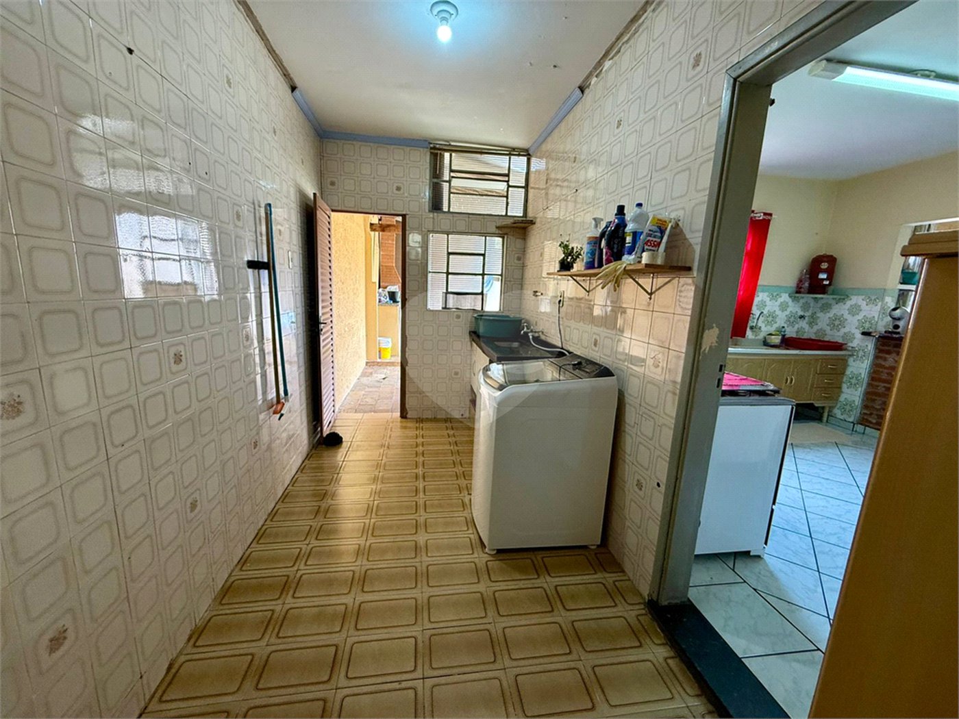 Casa térrea com piscina e 3 quartos.