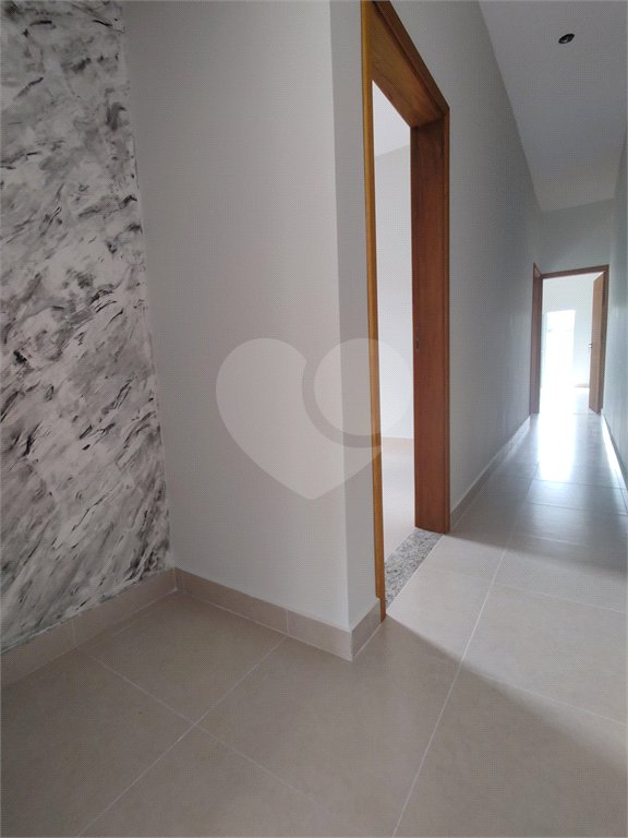 Casa térrea em Atibaia com 3 suítes, sala 2 ambientes, 2 vagas garagem, excelente localização, pronta para morar