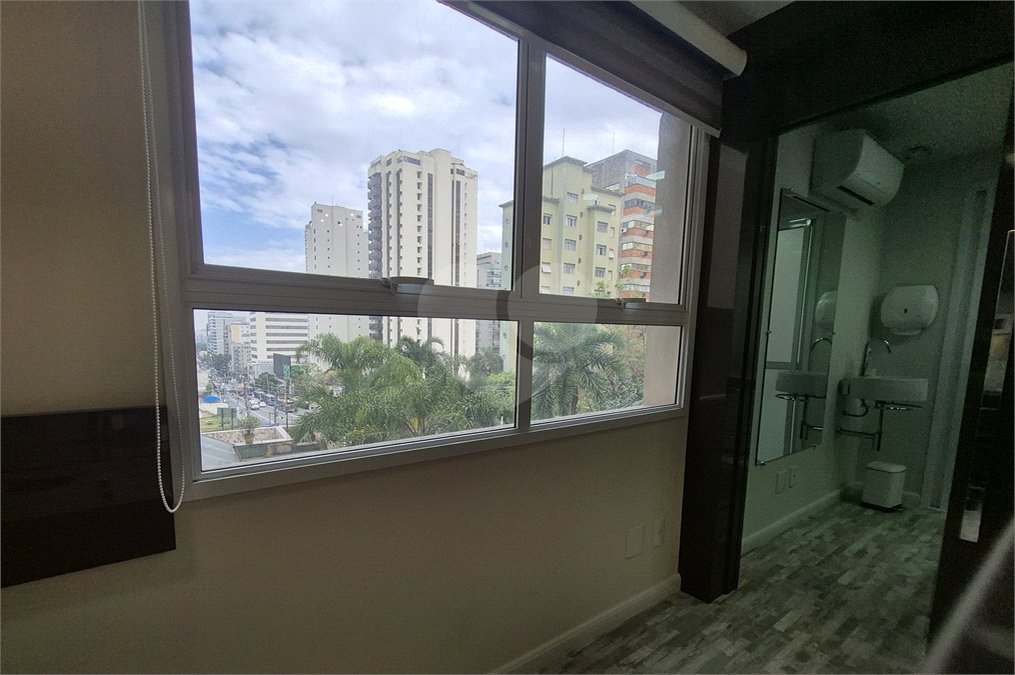 Sala comercial para venda ou locação na Brig.ís Antônio entre Paulista e Parque do Ibirapuera, 70 m², duas vagas de garagem