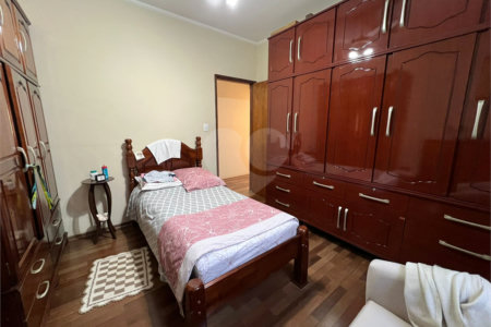 Ampla casa no condomÍnio Parque Fehr, contendo: