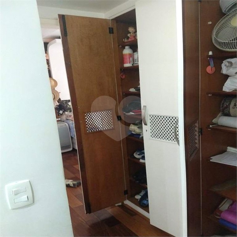 Apartamento na Vila Nova Conceição de 100m2 com 2 dorms, 1 suíte , 3 banheiros, 2 vagas. Estuda permuta.