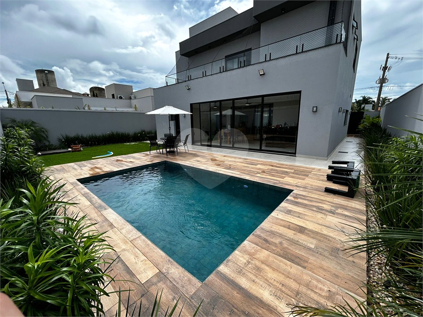 Casa de alto padrão para venda no condomínio Damha III.