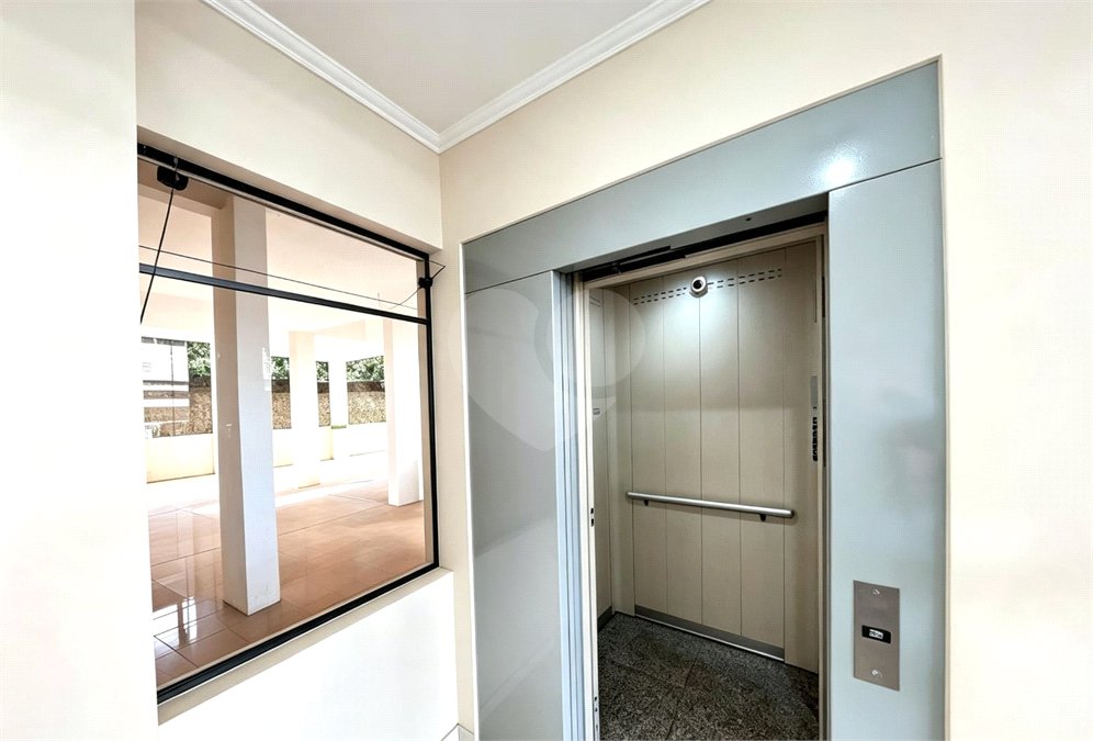 Apartamento á venda no centro com dois dormitórios e sacada.