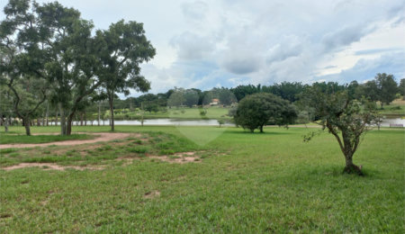 Terreno à venda no condomínio Vila Pinhal, Itirapina - SP