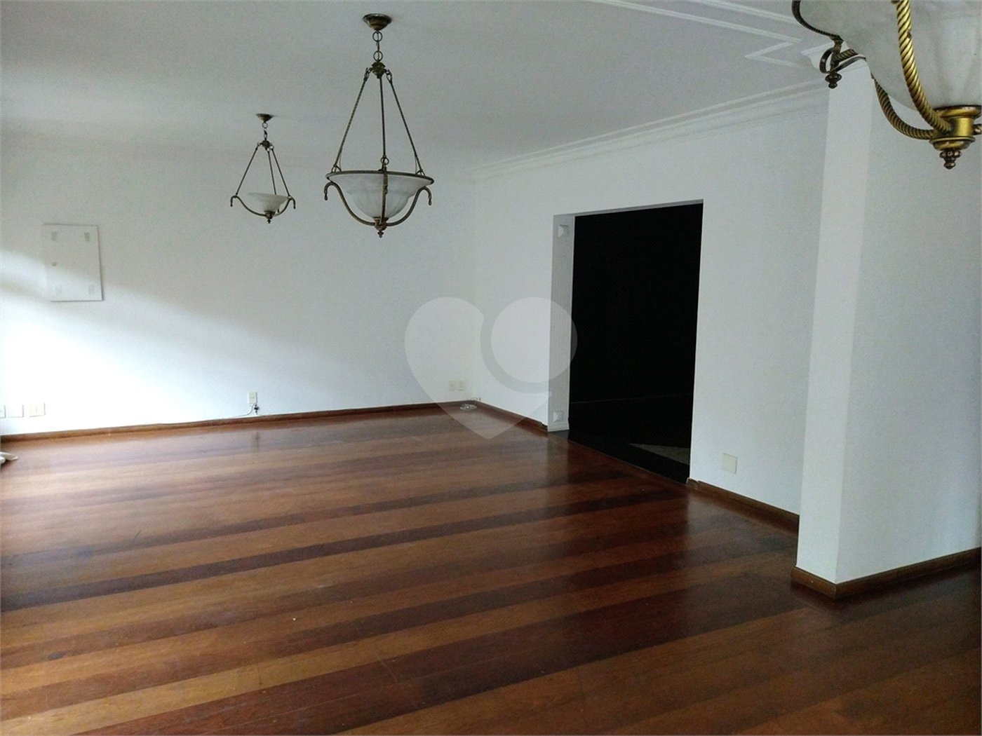 SOBRADO DE 426,0 M² COM 04 SUITES, SALÃO DE FESTAS, 06 VAGAS,06 BANHEIROS E PISCINA PARA LOCAÇÃO OU VENDA NO BARRO BRANCO