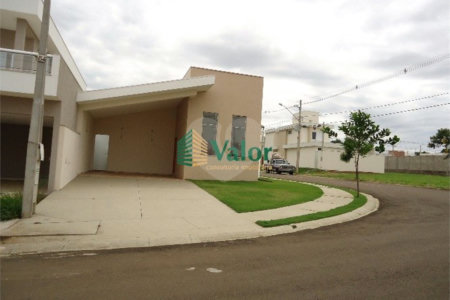Casa no Condomínio Quebec, com 4 dormitórios, sendo 1 suíte.