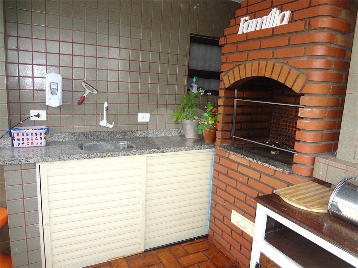 COBERTURA COM PISCINA E CHURRASQUEIRA NA CASA VERDE.