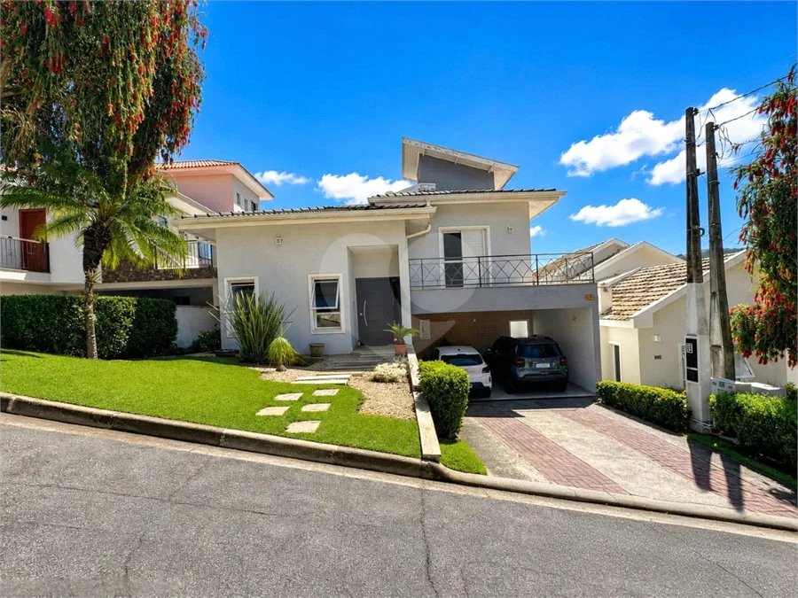 Casa à venda com 3 suítes no condomínio Recanto dos Paturis, Vinhedo - SP
