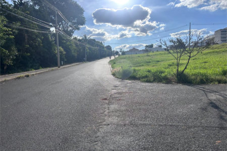 Terreno amplo localizado a venda.