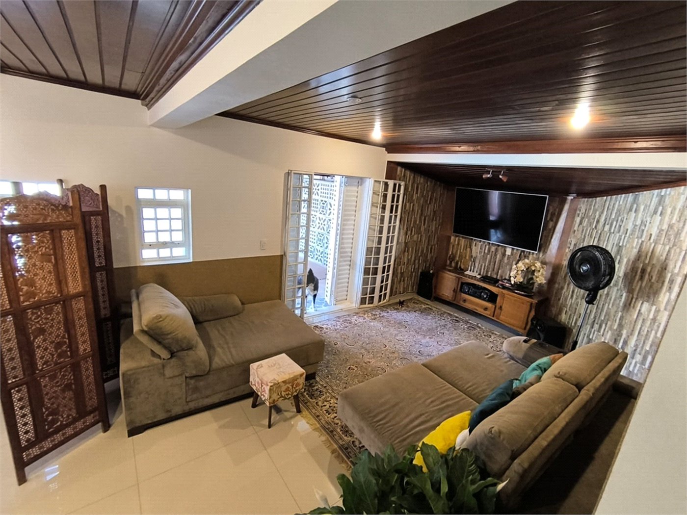 Casa à Venda no Santa Marta com 3 Suítes e Piscina