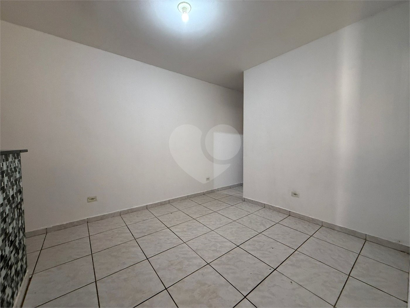 Casa térrea em Atibaia com 2 dormitórios, 2 vagas de garagem, quintal nos fundos, aceita financiamento