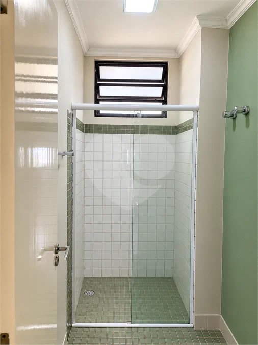 Cobertura de 255 m² com 3 dormitórios, 1 suíte, cozinha planejada, 2 vagas e área gourmet com churrasqueira.