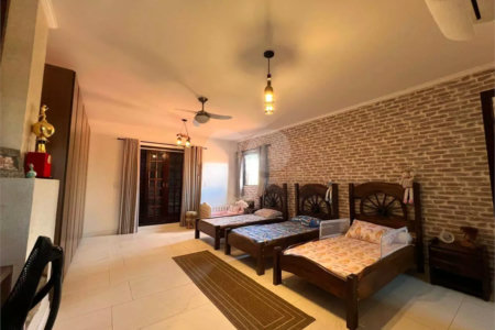 Chácara com excelente infraestrutura, contendo casa com 8 dormitórios, 900 m² de área construída, área total de 3000m², piscina adulto e infantil, churrasqueira, quadra gramada de futebol - Rio Acima - Atibaia/SP 900 m² Área construída 3.000 m² Área do terreno