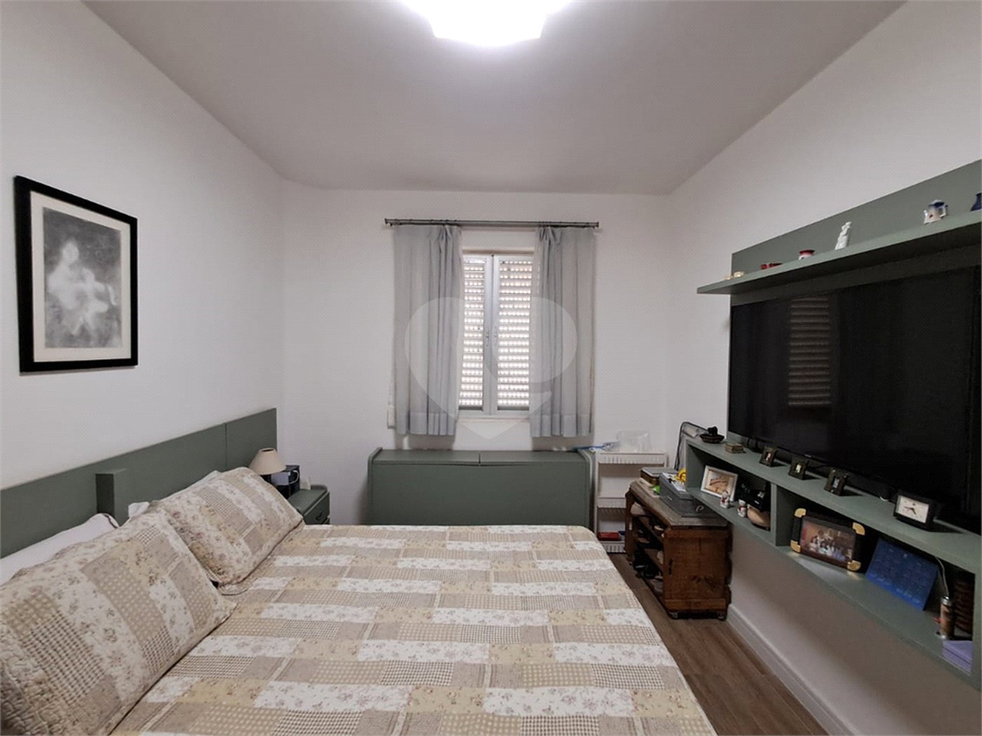 Amplo apartamento à venda totalmente reformado, sala ampliada, quarto, escritório, cozinha integrada e banheiro com box e banheira.