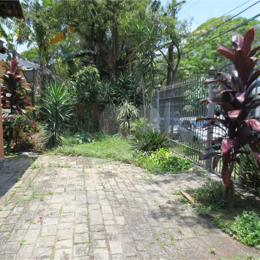 Casa no Pacaembu com ótima distribuição e amplo quintal em terreno em declive