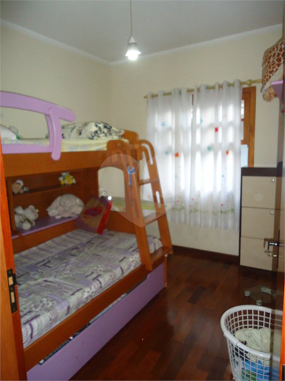 Sobrado com 4 quartos sendo 2 suítes.