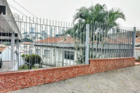 CASA TÉRREA À VENDA NA MOOCA - COM PORTEIRA FECHADA.