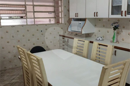 Sobrado à venda com 212 m², 2 quartos (suítes), 3 banheiros e 2 vagas de garagem, em São Caetano do Sul