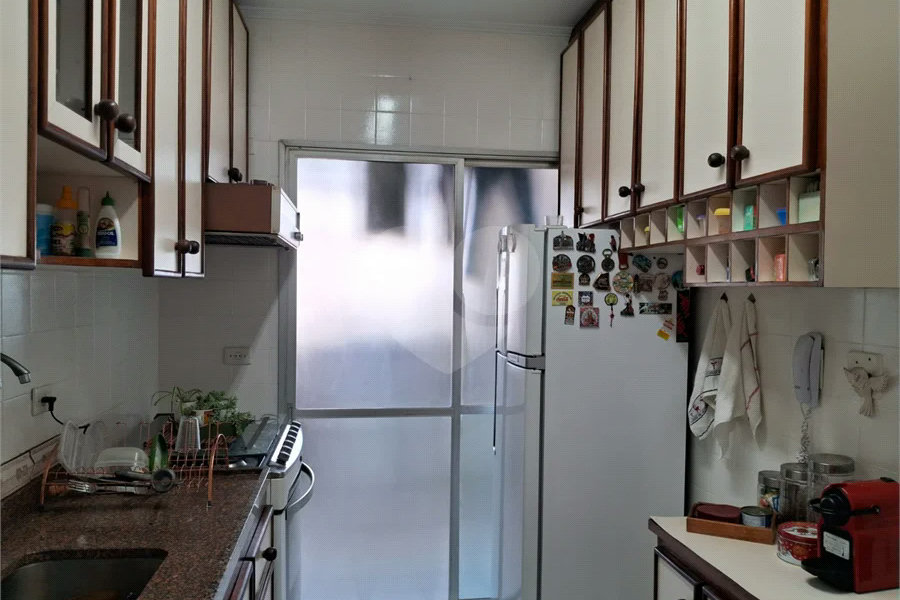 Prédio com portaria 24 horas, e lazer. Apartamento com 3 dormitórios, uma suíte, 2 vagas de garagem