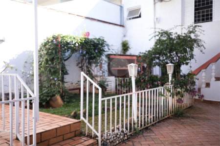 Casa com 4 Dormitórios e área de lazer com piscina