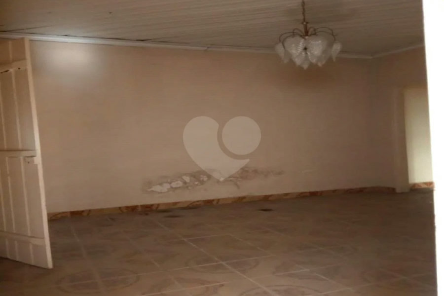 Sobrado grande com 2 garagens, 4 dormitórios.