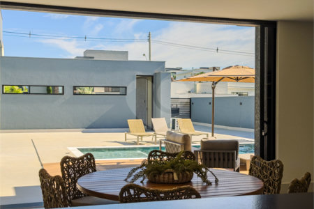 Indaiatuba - Quintas da Terracota - 1252 m² de terreno - casa térrea com 514 m² de área construída -3 vagas de garagem cobertas e 3 descobertas Lavabo - Sala de estar e jantar amplas e integradas - Escritório privativo - Cozinha toda equipada com geladeira, forno, micro-ondas, lava-louças,