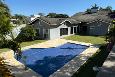 Casa alto padrão condomínio fechado em Atibaia com 4 suítes e ampla área de lazer, espaço gourmet, piscina, 6 vagas garagem