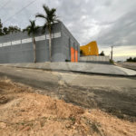 GALPÃO INDUSTRIAL NOVO – 800 M² - Em frente à Rodovia Kanela Forti