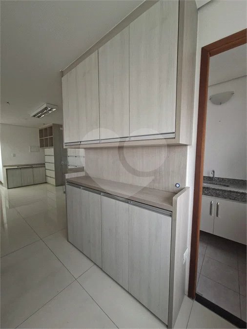 SALA COMERCIAL DE 90 M² COM 12 BAIAS, SALA DE REUNIÃO, AR-CONDICIONADO CENTRAL E 2 VAGAS!