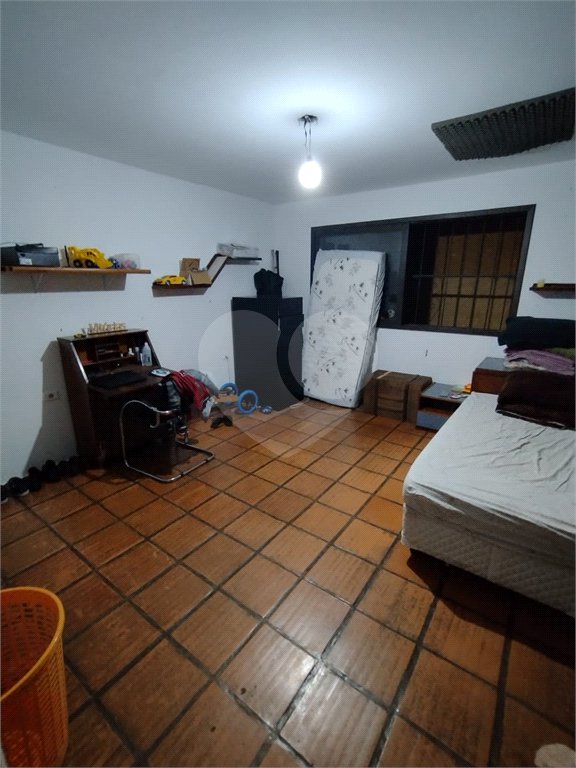 Casa à venda na Vila Mariana de 300 metros quadrados, com 3 dormitórios, 1 suíte e 2 vagas.