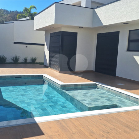 Casa a venda com 04 suítes área gourmet e 6 vagas para autos em condominio fechado Atibaia
