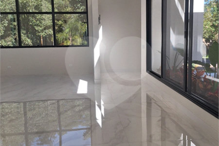 Casa a venda com 04 suítes área gourmet e 6 vagas para autos em condominio fechado Atibaia
