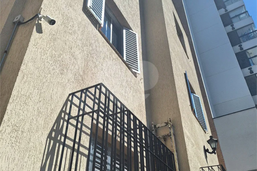 118 metros quadrados. Apartamento enxuto, andar térreo. sem lazer. Condomínio baixíssimo.