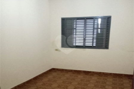 Casa térrea e espaçosa no centro da cidade por apenas R$370.000,00!!! Vamos agendar uma visita?
