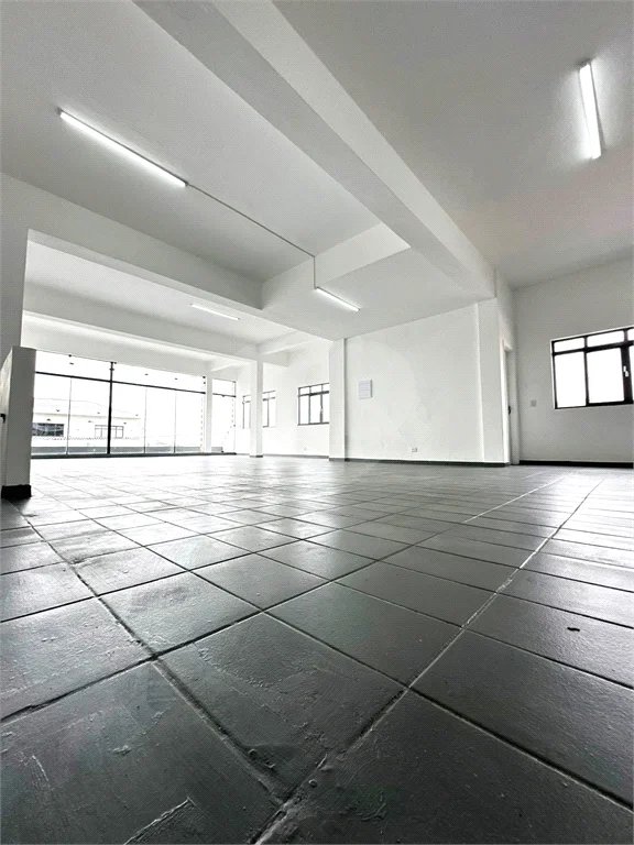 Galpão com 250m² , 4 vagas , para locação em Itaquera.