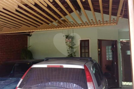 Casa térrea no Loteamento Habitacional São Carlos 1, sendo 3 Dormitórios e 1 suíte