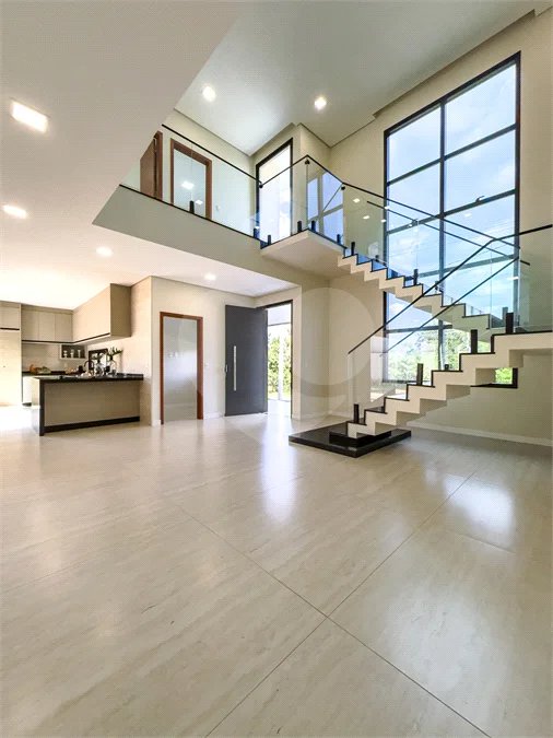 Indaiatuba - Condomínio Milano - Sobrado - 350 m² de terreno - 240 m² de área construída - 4 vagas de garagem, sendo 2 cobertas - Salas de estar e jantar integradas - 3 suítes com closet e varanda no pavimento superior - Escritório no térreo - Espaço gourmet com churrasqueira - Banheiro externo