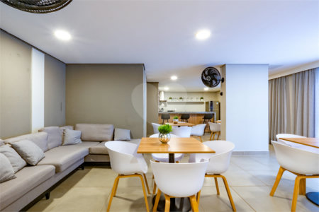 Apartamento a venda na Rua Gaspar Lourenço totalmente reformado - 2 quartos, varanda