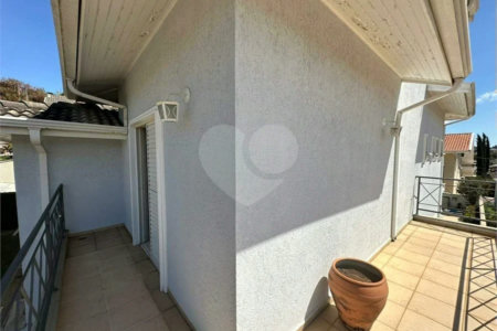 Casa à venda com 3 suítes no condomínio Recanto dos Paturis, Vinhedo - SP