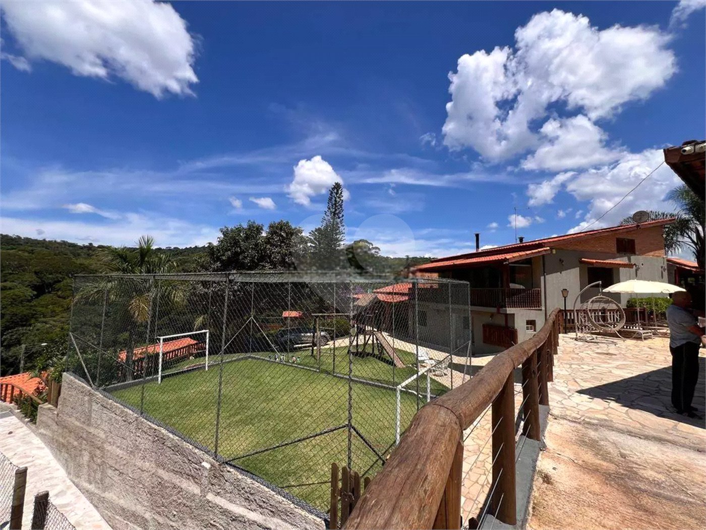 Chácara com excelente infraestrutura, contendo casa com 8 dormitórios, 900 m² de área construída, área total de 3000m², piscina adulto e infantil, churrasqueira, quadra gramada de futebol - Rio Acima - Atibaia/SP 900 m² Área construída 3.000 m² Área do terreno