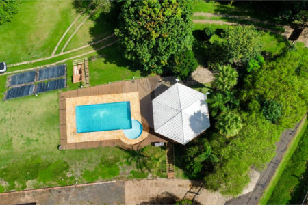 Chácara à venda no Condomínio Itaipu com chalé e vista privilegiada!