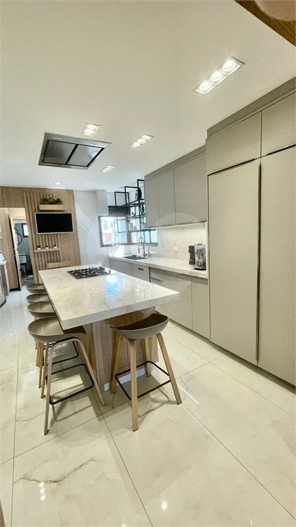 Cobertura à venda na Aclimação de 300m² com 2 vagas.