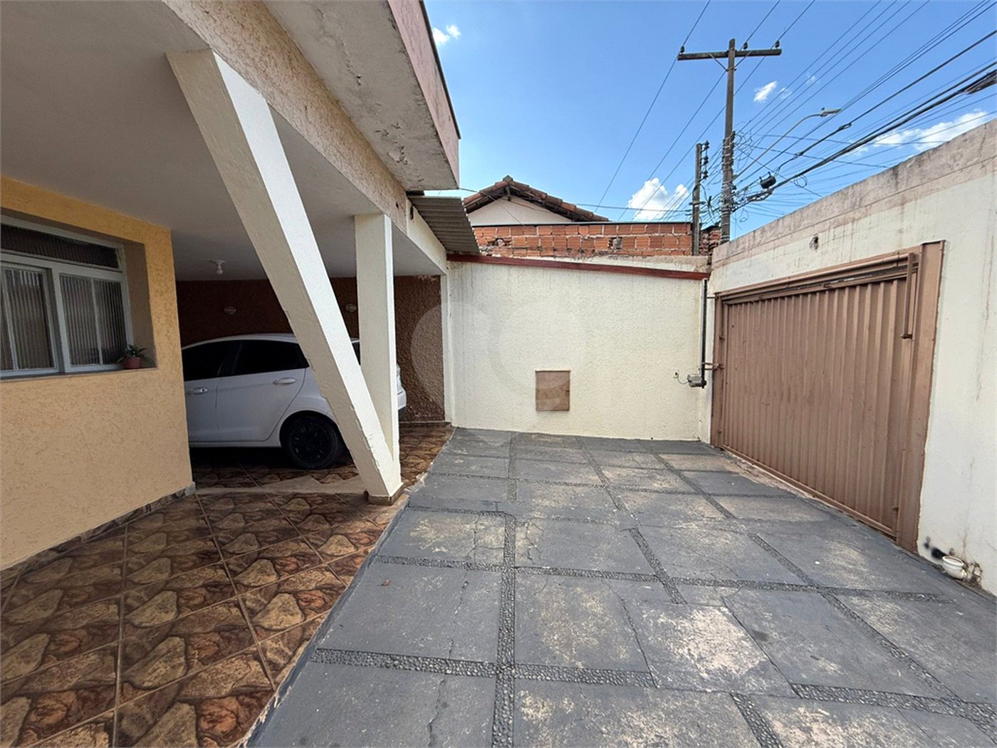 Casa térrea com piscina e 3 quartos.