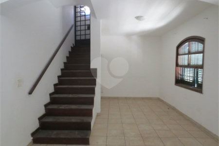 Casa no Pacaembu com ótima distribuição e amplo quintal em terreno em declive