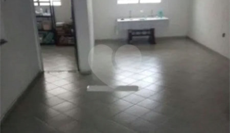 Galpão comercial com 147 m² de área total de terreno e 100 m² de área útil no Cambuci.
