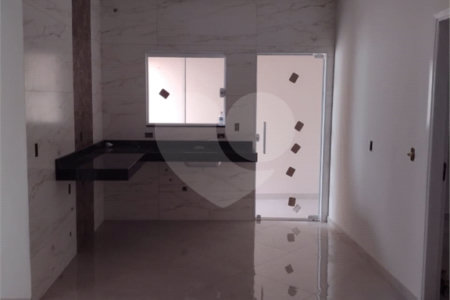 Casa Térrea com 3 dormitórios, sendo 1 suíte.