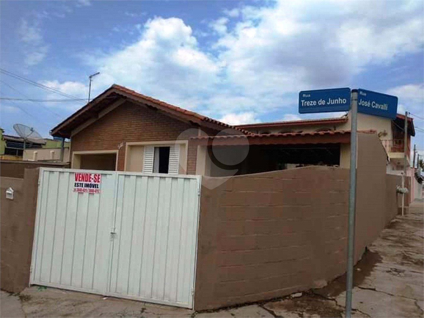 Casa versátil à venda: Casa com 2 Quartos, 3 Unidades Residenciais e Sala Comercial - Louveira